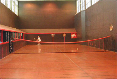 “real tennis”[室內(nèi)網(wǎng)球，又稱“純網(wǎng)球”，現(xiàn)幾乎被“l(fā)aw tennis”（草地網(wǎng)球）所取代]。