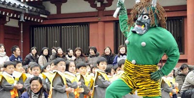 日本幼兒園小朋友舉行撒豆驅邪活動