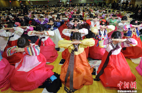 韓國(guó)女學(xué)生畢業(yè)禮集體著韓服舉行成人儀式