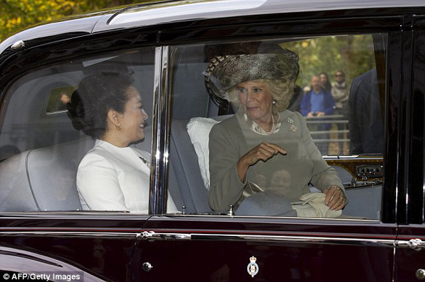 彭麗媛訪英首日：三套服飾盡顯優(yōu)雅