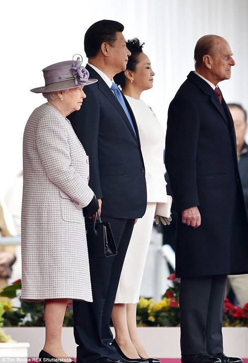 彭麗媛訪英首日：三套服飾盡顯優(yōu)雅