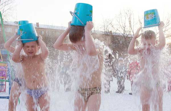 俄羅斯幼童雪地進行冰桶挑戰(zhàn)