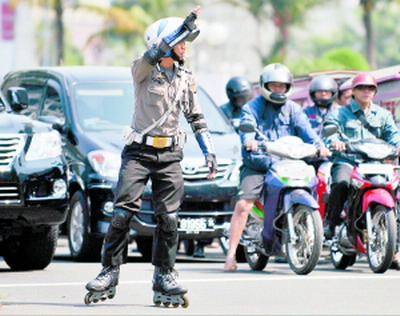 緩解堵車有高招 雅加達(dá)交警輪滑指揮交通