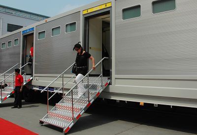 Expo toilets on wheels <BR>集裝箱式公廁服務(wù)世博