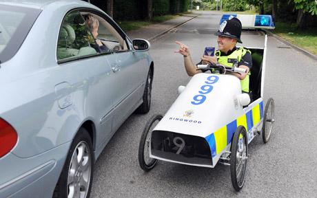 英警察發(fā)明腳踏巡邏車(chē) 不為抓賊為親民